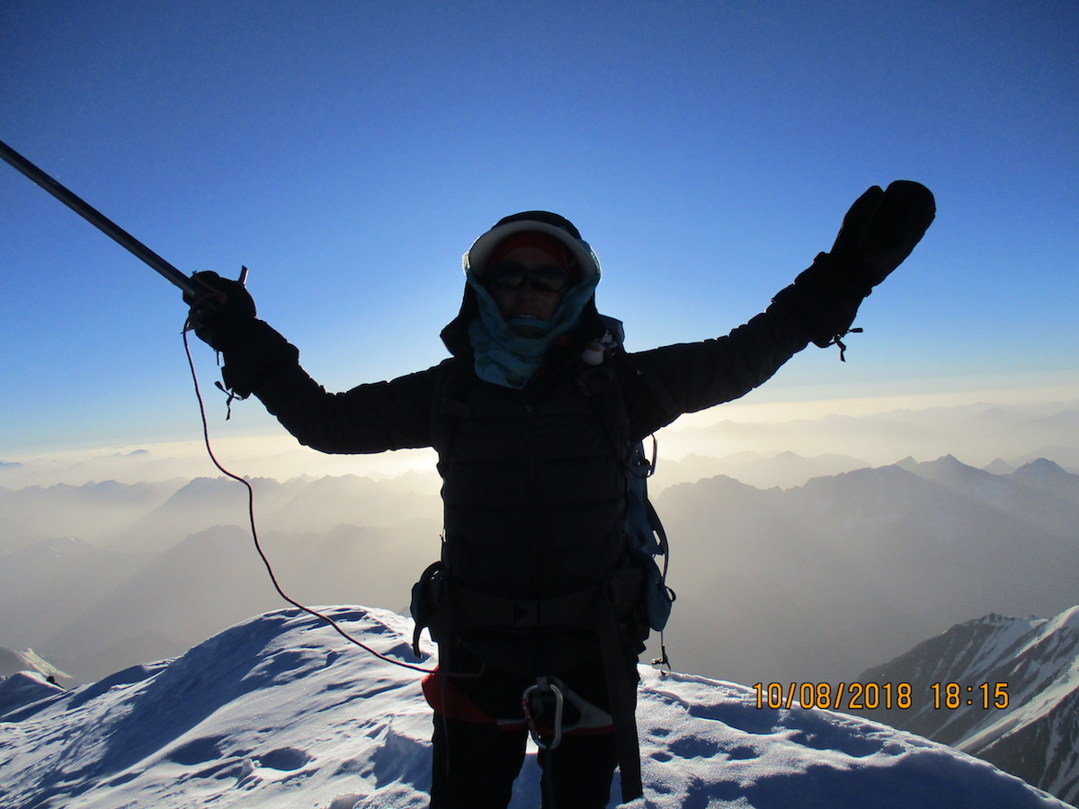 Ханифа Юсуфи (Hanifa Yousoufi) на вершине пика Ношак (Noshaq Peak, 7492 м). Фото Courtesy of the Ascend: Leadership through Athletics Program
