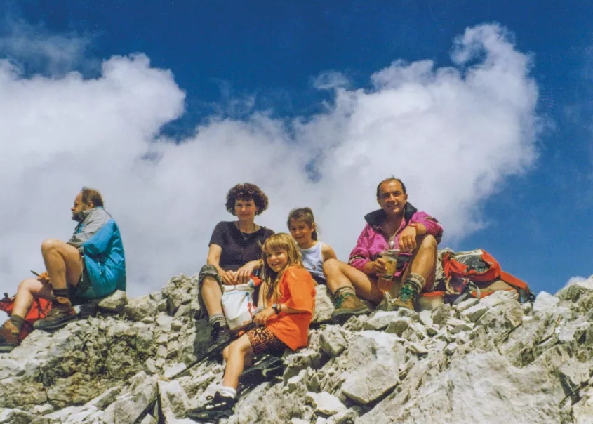 Барбара Зангерль (Barbara Zangerl)  (в центре) в возрасте 6 лет на вершине Окзенкопф (Ochsenkopf, 1024 м), Бавария, Германия, со своей матерью, Эви; сестрой Клаудией и другом семьи.