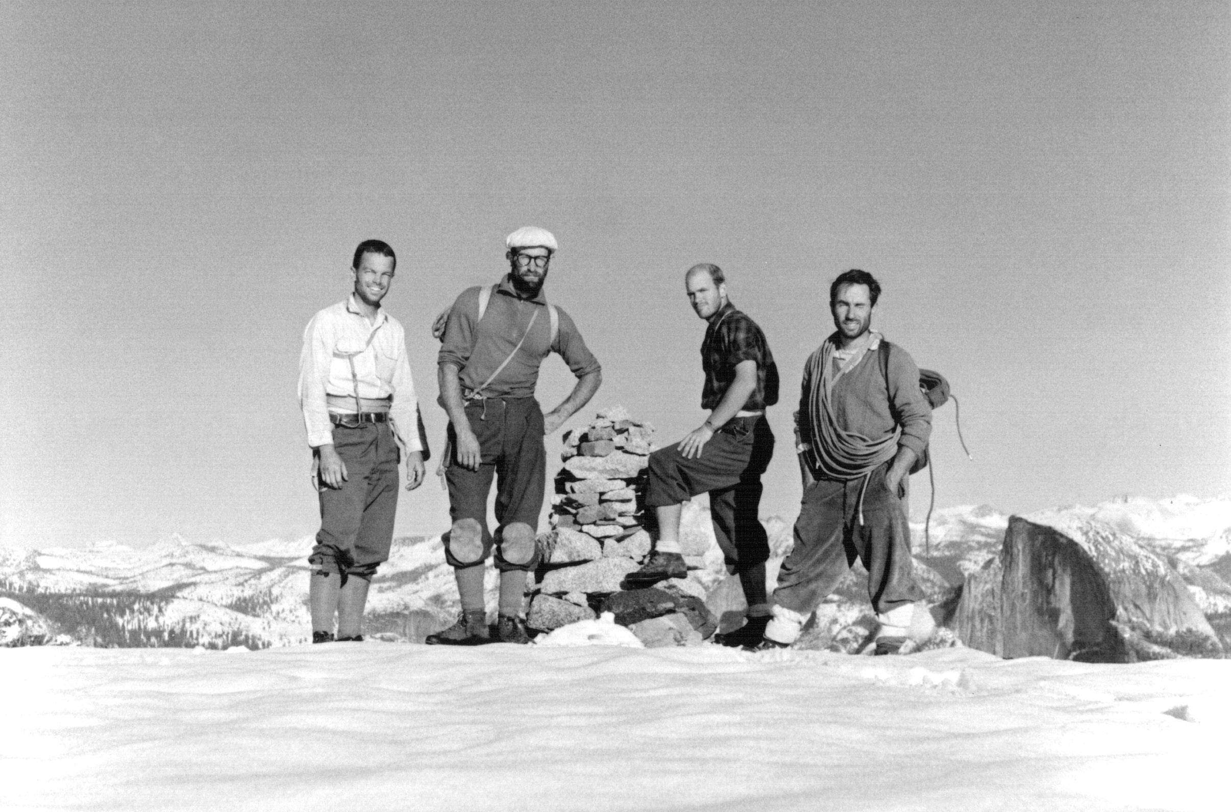 30 октября 1968 года на вершине Эль Капитан: Том Фрост (Tom Frost), Ройал Роббинс (Royal Robbins), Чак Пратт (Chuck Pratt), Ивон Шуинард (Yvon Chouinard)] после их 10-дневного восхождения на большую стену.