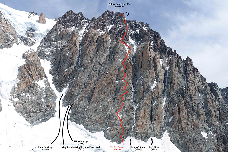 Часть маршрута Perfect Storm  (700м, ED1, 6a+) на вершину Пикко Луиджи Амедео (Pointe Louis Amédée) по стене Миаж (Miage face) на итальянской стороне Монблана. Фото Simon Richardson