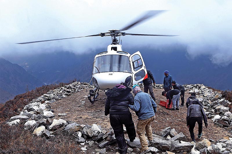 Спасательный вертолет в Непале