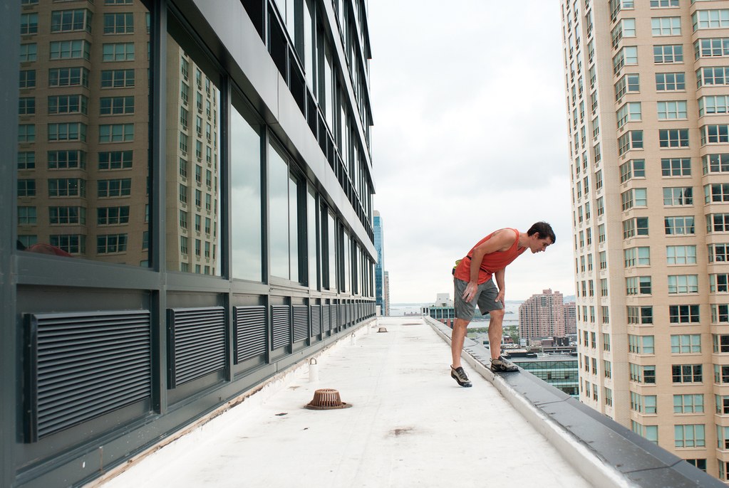 Алекс Хоннольд (Alex Honnold) на небоскрёбе в Джерси-Сити. Фото Kathryn Palmieri