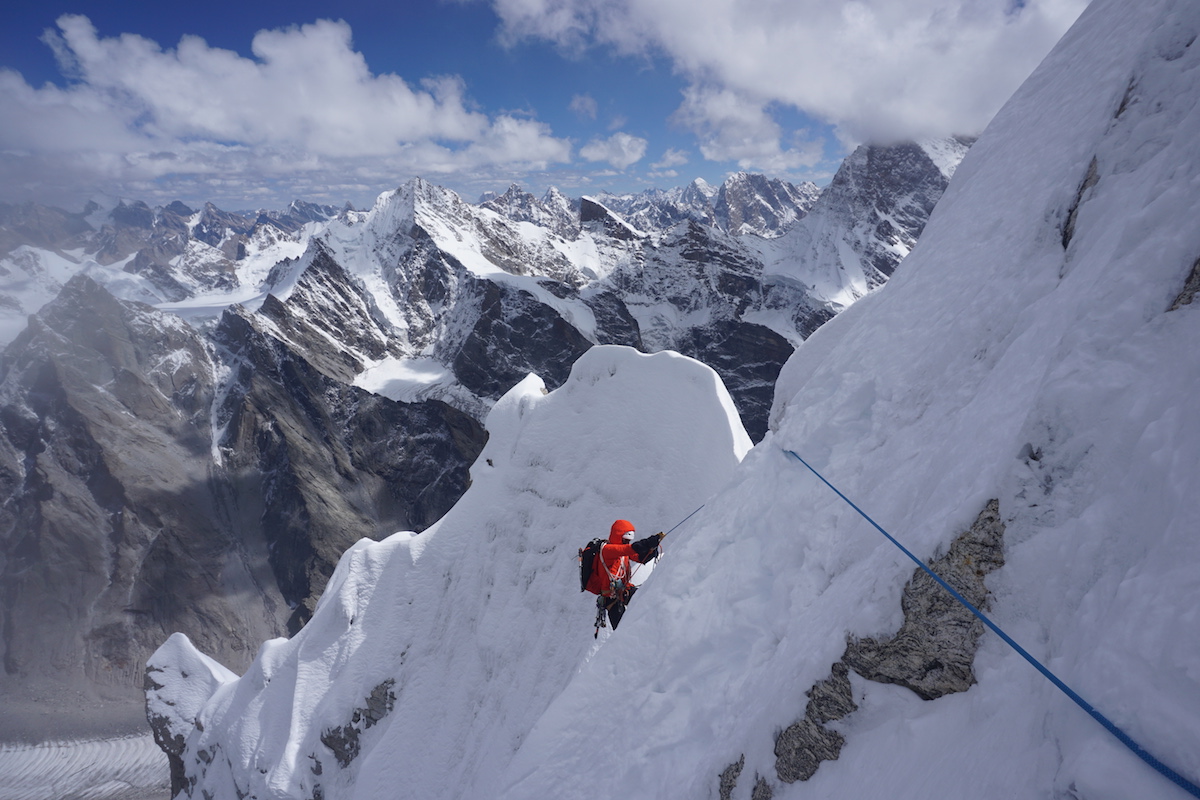 Первое восхождение по маршруту All Izz Well (VI WI5 M6, 1500m) по северо-восточной стене горы Киштвар (Cerro Kishtwar) высотой 6155 метров, что расположена в Индийских Гималаях. Фото Genki Narumi