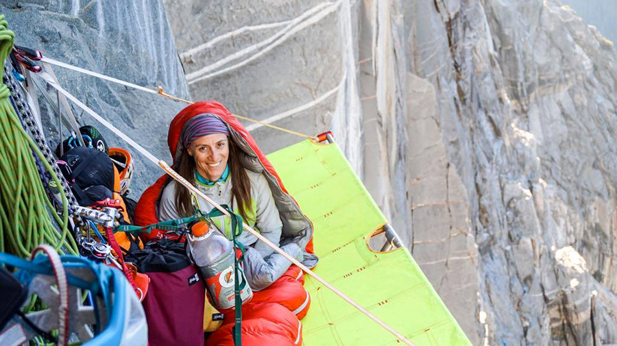 Элеонора Дельнево (Eleonora Delnevo) на маршруте "Zodiac" (16 веревок, 550 метров, 5.9 C3+) на вершину скалы Эль-Капитан.