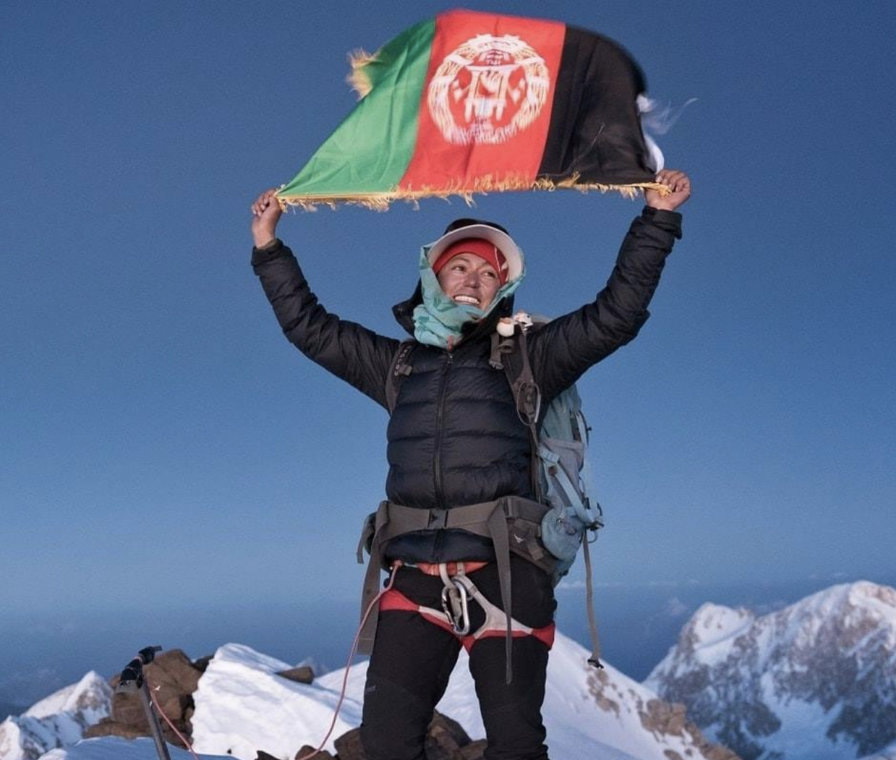 Ханифа Юсуфи (Hanifa Yousoufi) на вершине пика Ношак (Noshaq Peak, 7492 м). Фото  altitude.news