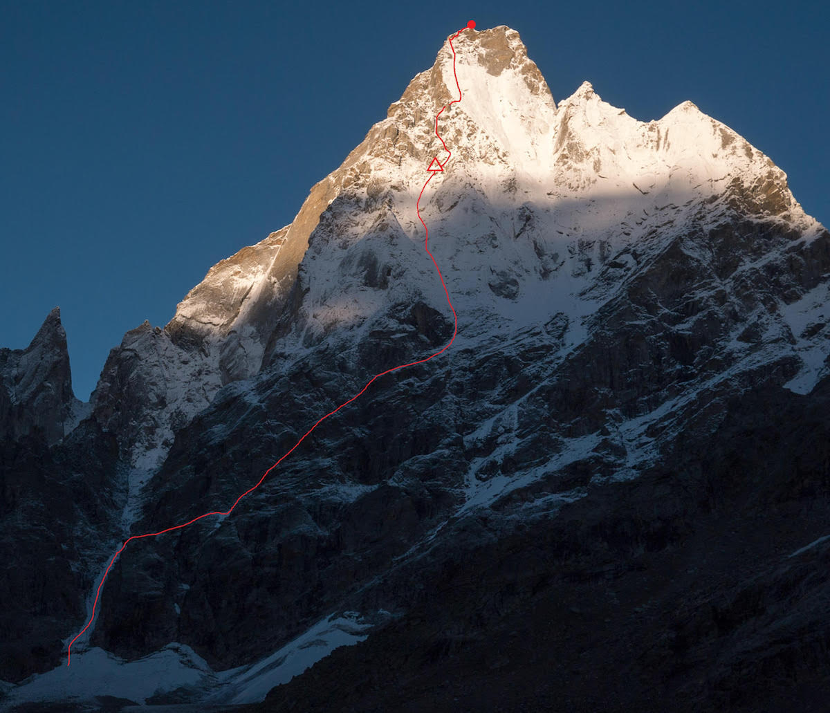 Маршрут  All Izz Well (VI WI5 M6, 1500m) по северо-восточной стене горы Киштвар (Cerro Kishtwar) высотой 6155 метров, что расположена в Индийских Гималаях. Фото Genki Narumi