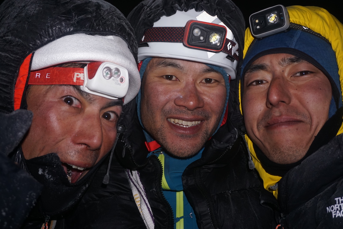  Генки Наруми (Genki Narumi), Юсукэ Сато (Yusuke Sato) и Хикори Ямамото (Hiroki Yamamoto) на вершине горы Киштвар (Cerro Kishtwar). Фото Genki Narumi 