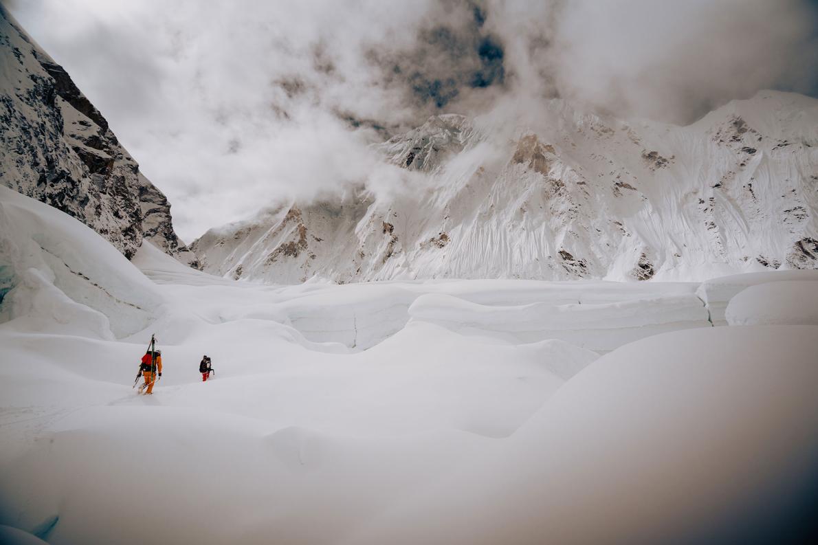  Джеймс Уайт Моррисон (James White Morrison) и Хилари Нельсон (Hilaree Nelson) проходят ледопад Кхумбу. На прохождение участка от базового лагеря до второго высотного у них ушло 12 часов из-за большого количества свежевыпавшего снега Фото NICK KALISZ 