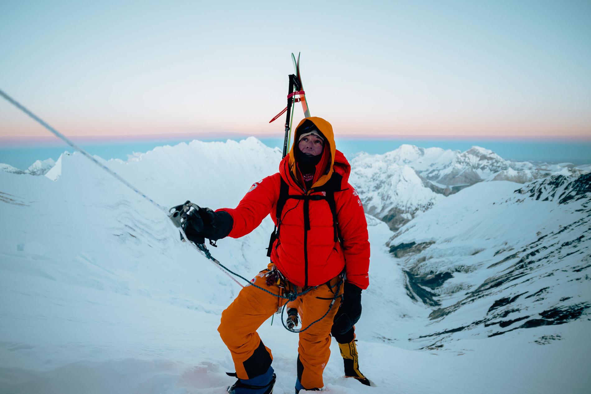 Хилари Нельсон (Hilaree Nelson) в восхождении на вершину Лхоцзе перед первым в истории горнолыжным спуском. Фото NICK KALISZ 