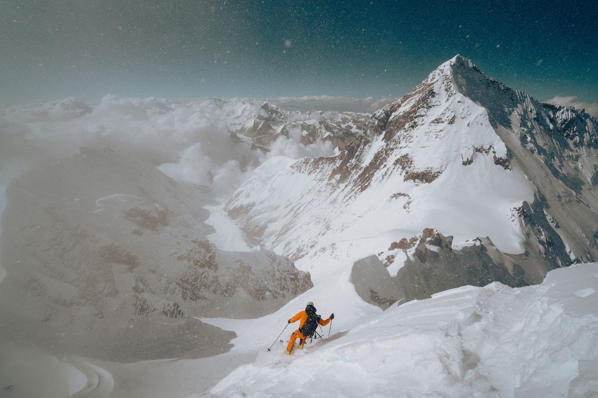 Джеймс Уайт Моррисон (James White Morrison) в первом в истории горнолыжном спуске с вершины Лхоцзе. Фото NICK KALISZ