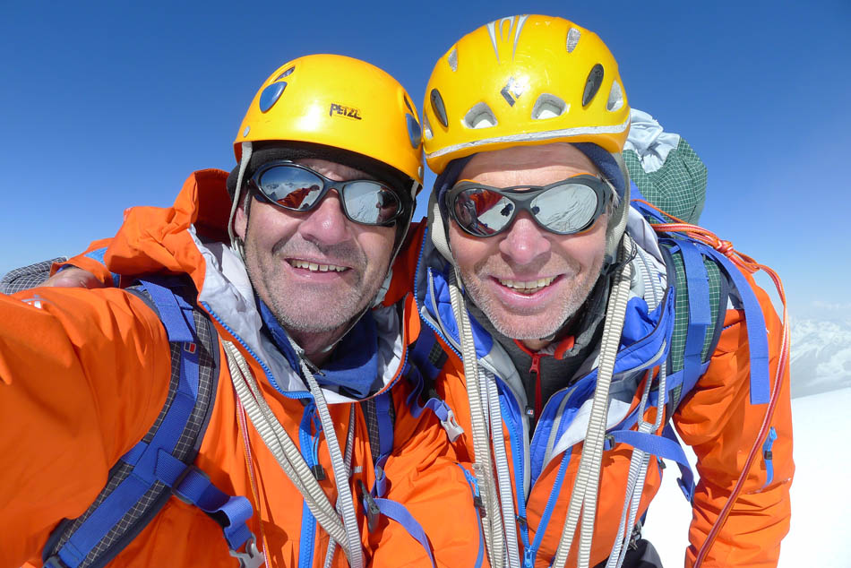  Пол Рамсден (Paul Ramsden)  и Мик Фаулер (Mick Fowler) на вершине горы  Shiva (6.142м) в Гималаях. Фото Mick Fowler