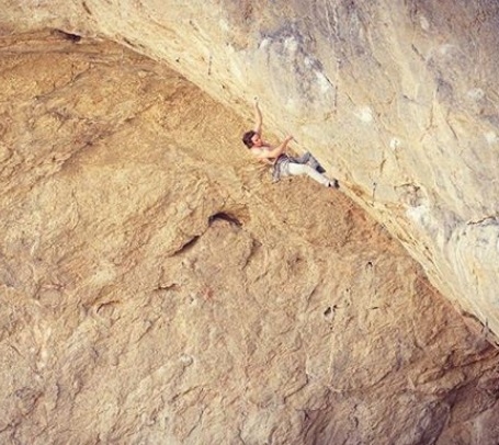 Даниэль Вудс (Daniel Woods) на маршруте "Ace of Spade" что расположена на скалах "Pop Tire Cave" за западе штата Юта. Фото Mike Call