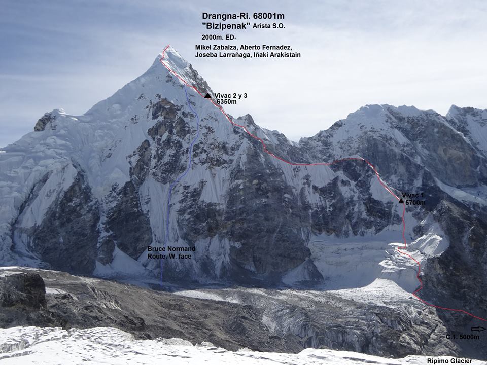 Новый испанский маршрут „Bizipenak” (2000м, ED-)по юго-западному гребню  горы Дрангнаг-Ри  / Драгнаг-Ри (Drangnag Ri / Dragnag Ri) высотой 6801 метров. Фото Mikel Zabalza.<br><br>Синей линией отмечен маршрут Брюса Норманда 2005 года