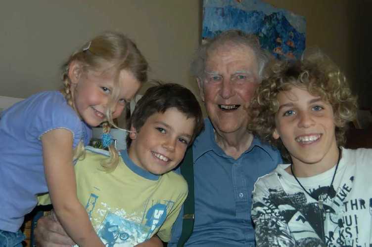 сэр Эдмунд Хиллари с внуками: Лили Хиллари (Lily Hillary), Алекс и Джордж