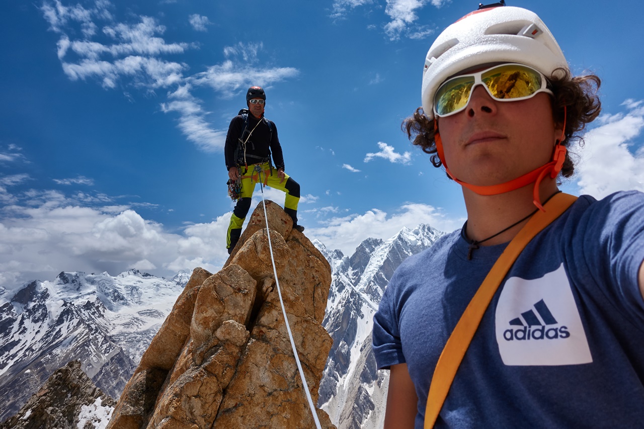 Александр Хубер (Alex Huber) и Фабиан Буль (Fabian Buhl) на вершине пика Чоктой Ри (Choktoi Ri) 6166 метров. Фото  Alex Huber / Fabian Buhl)