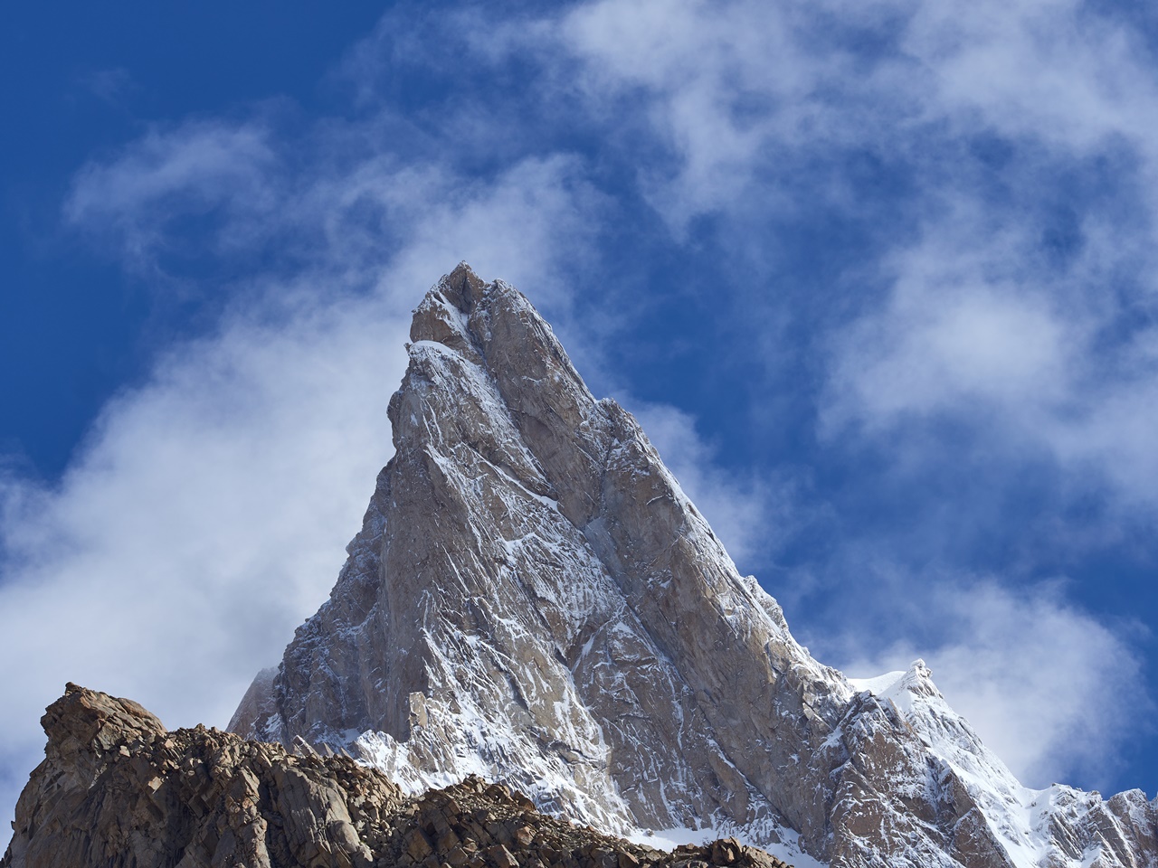 Вершинная пирамида пика Чоктой Ри (Choktoi Ri) 6166 метров. Фото  Alex Huber / Fabian Buhl)
