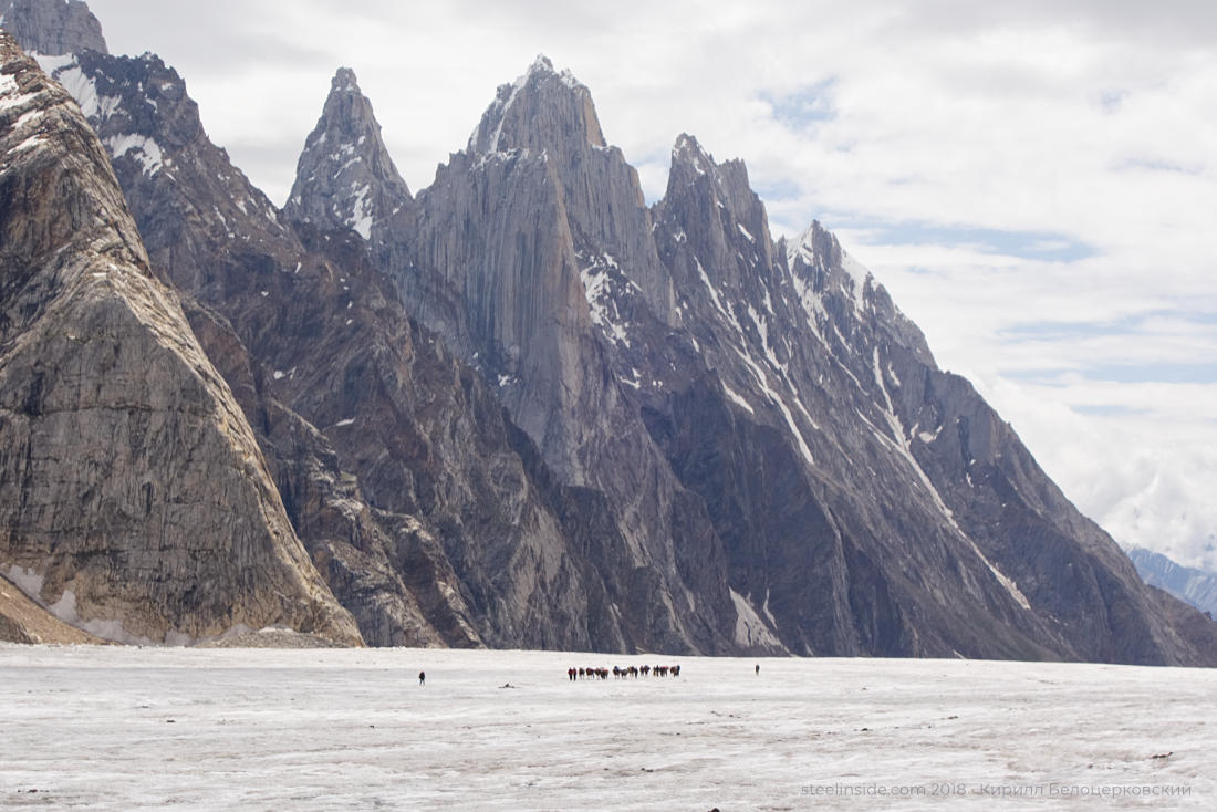 Вершины над ледником Биафо. Стоянка Накпогоро находится у основания одной из них. Фото Кирилл Белоцерковский