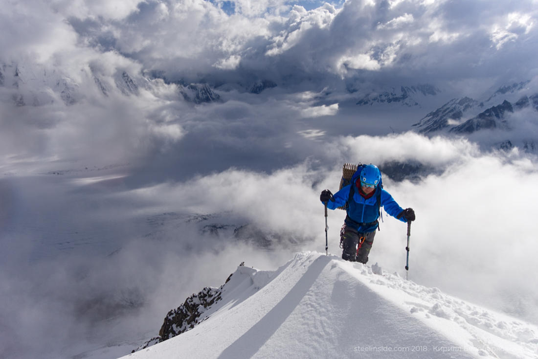 Макс подходит к вершине пика 5560. На фоне верховья ледника Биафо. Фото Кирилл Белоцерковский