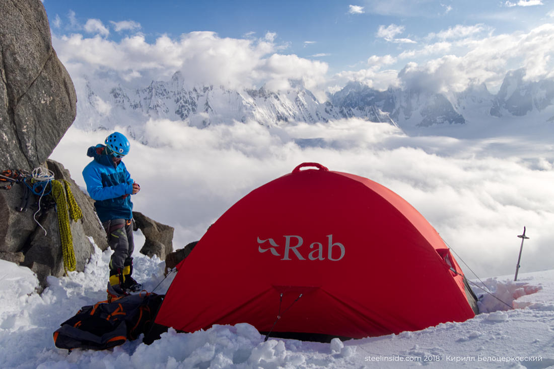 Наша палатка на вершине 5560. Облака пока скрывают горы, но скоро раздует. Фото Кирилл Белоцерковский
