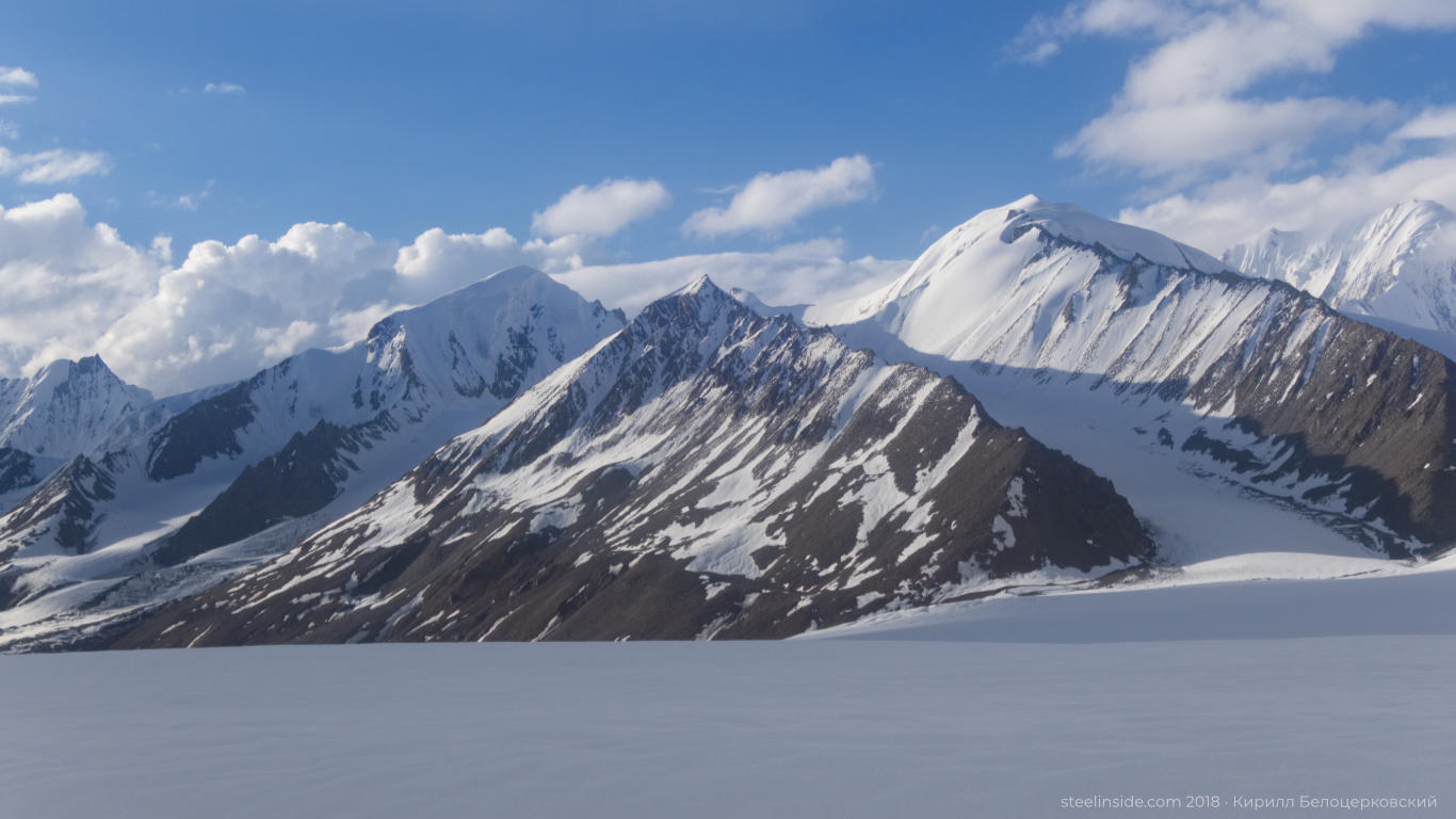 Пологие вершины на верхней стороне ледника Сим Ган. Мы сходили на пик 5560, он в центре кадра. Фото Кирилл Белоцерковский