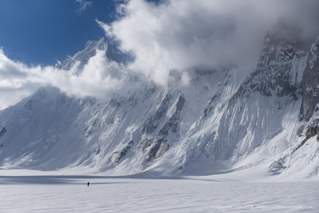 Макс на леднике Сим Ган. На фоне — массив Баинта Бракк<br><br>. Фото Кирилл Белоцерковский