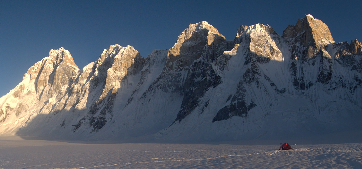 Массива Баинта Бракк. В левой части фотографии — главная вершина, 7285 м. Наша палатка на леднике Сим Ган, высота 4900 метров. Вечер после спуска. Фото Кирилл Белоцерковский