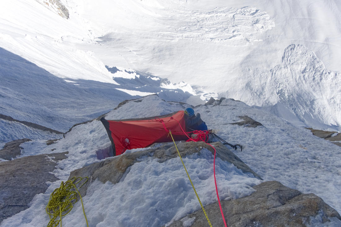 Первая ночёвка. Большая часть палатки висит в воздухе. Фото Кирилл Белоцерковский