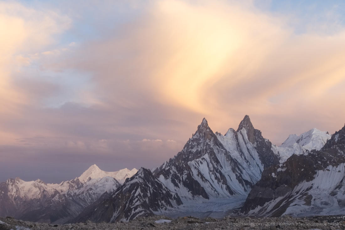Безымянные вершины над ледником Гур восточный, правым притоком Биафо. Фото Кирилл Белоцерковский