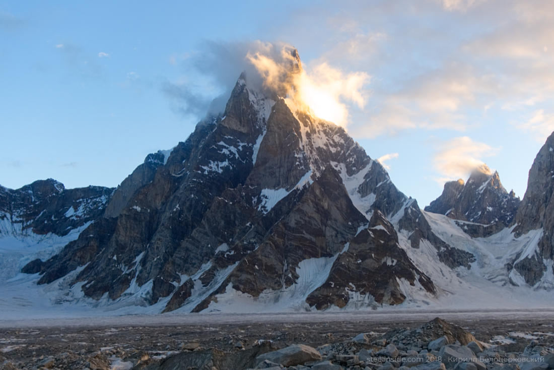 Нижняя часть пика Сосбун Бракк, 6413 Вершины не видно, к ней ведёт крутой длинный гребень. Фото Кирилл Белоцерковский