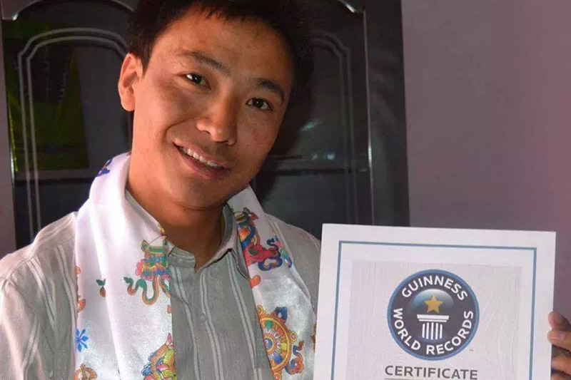 Пемба Дордже (Pemba Dorjie Sherpa) с сертификатом Книги рекордов Гиннеса