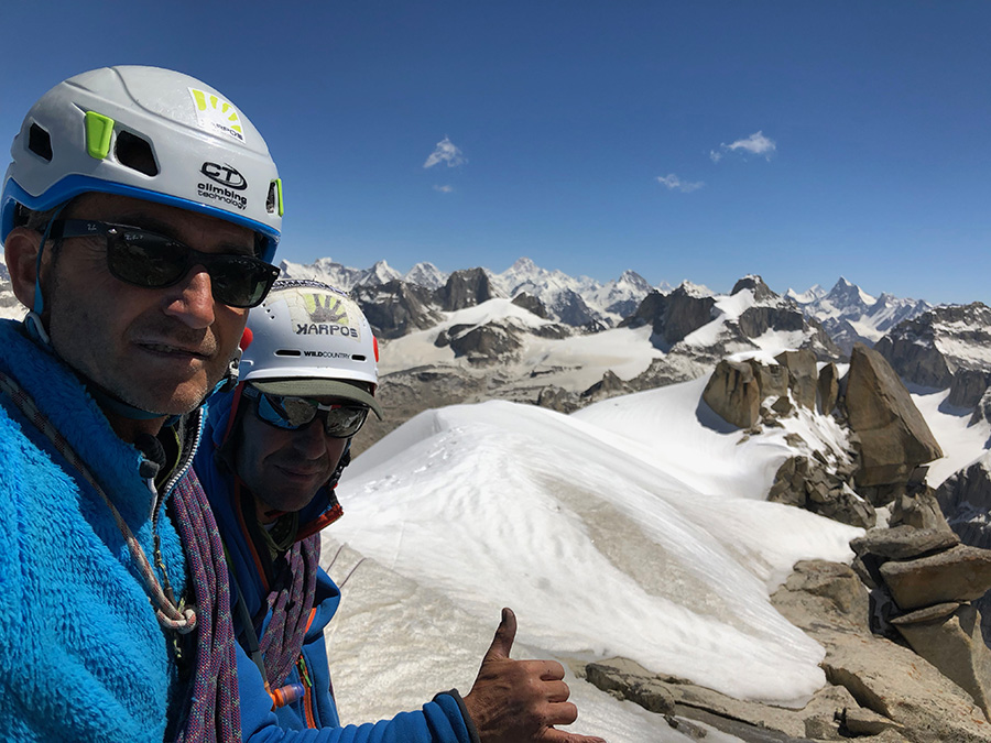 Маурицио Джордани (Maurizio Giordani) и Массимо Флетти (Massimo Faletti) на вершине пик Кирис (Kiris Peak ) высотой 5428 метра, Пакистан. Фото Maurizio Giordani