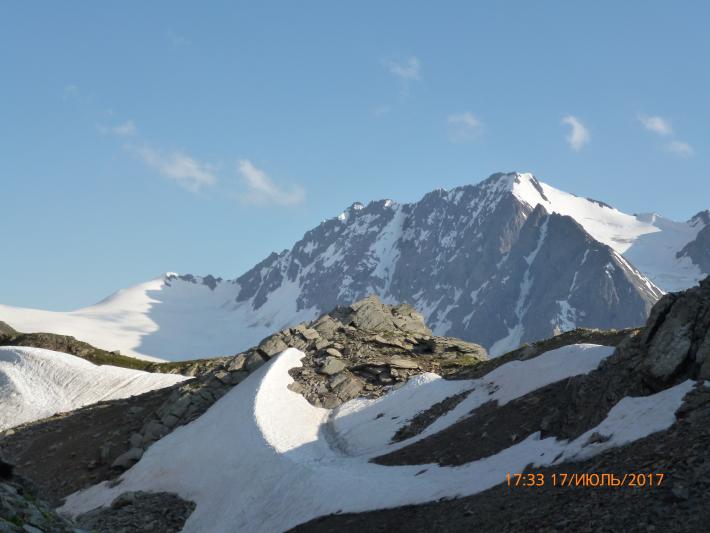 Пик 3820 м почти с 3000 м (возле перевала Чижди). Фото Сергей Дидора