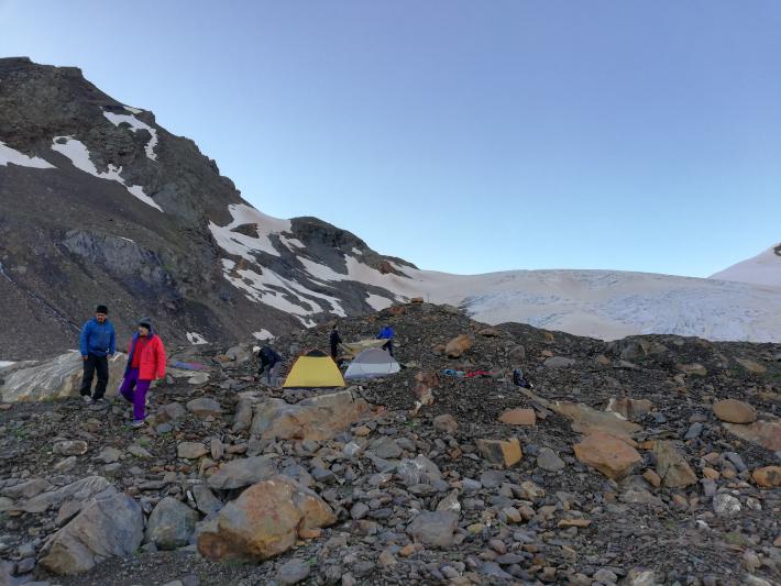 Наш лагерь на  боковой морене верхней трети ледника Лайла. Фото Сергей Дидора