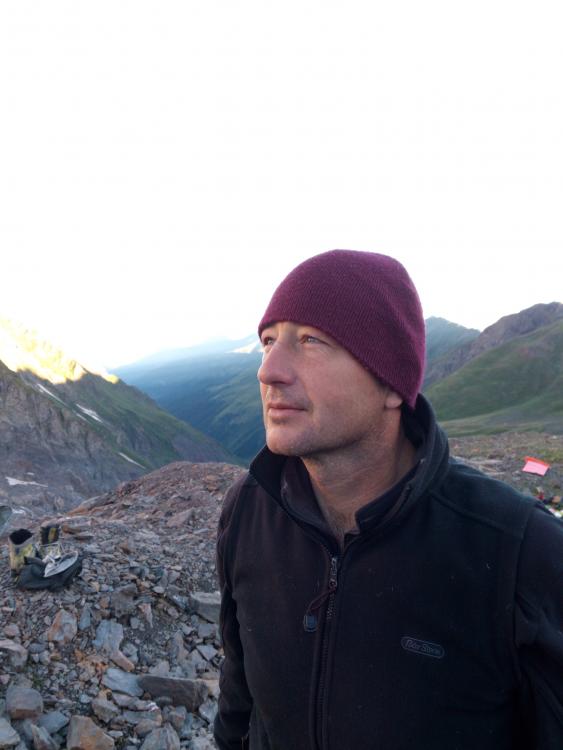 Андрей смотрит на горы  Сванетского хребта.  Фото Сергей Дидора