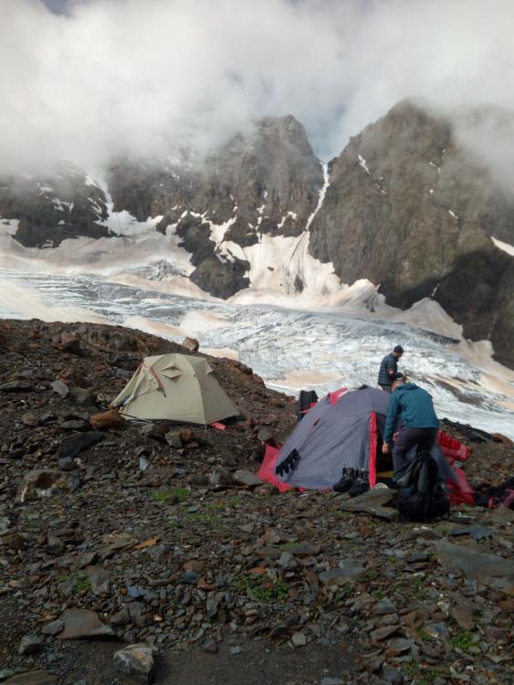 Наш лагерь под Лайлой после затяжного, холодного дождя. Фото Сергей Дидора