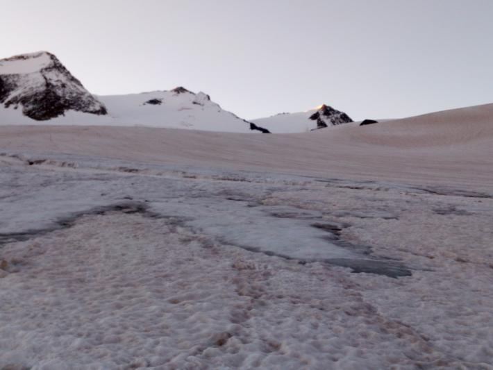  Вот такой "трезубец" виден с ледника. Слева - северная, центр - центральная и южная Лайла. Фото Сергей Дидора