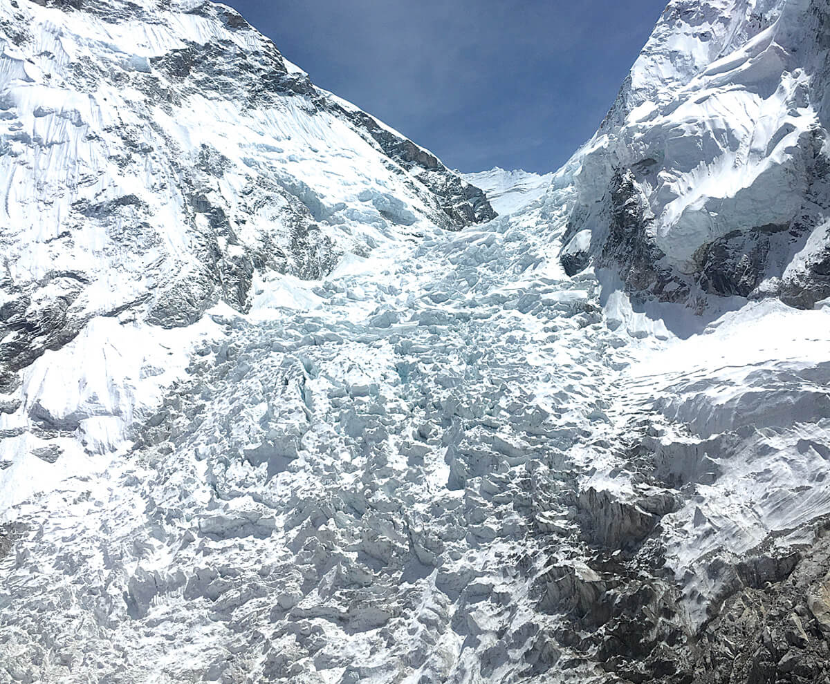 Ледопад Кхумбу на Эвересте берет свое начало с Западного цирка и течет на 1000 метров вниз к долине Кхумбу. Фото nepalitimes . com
