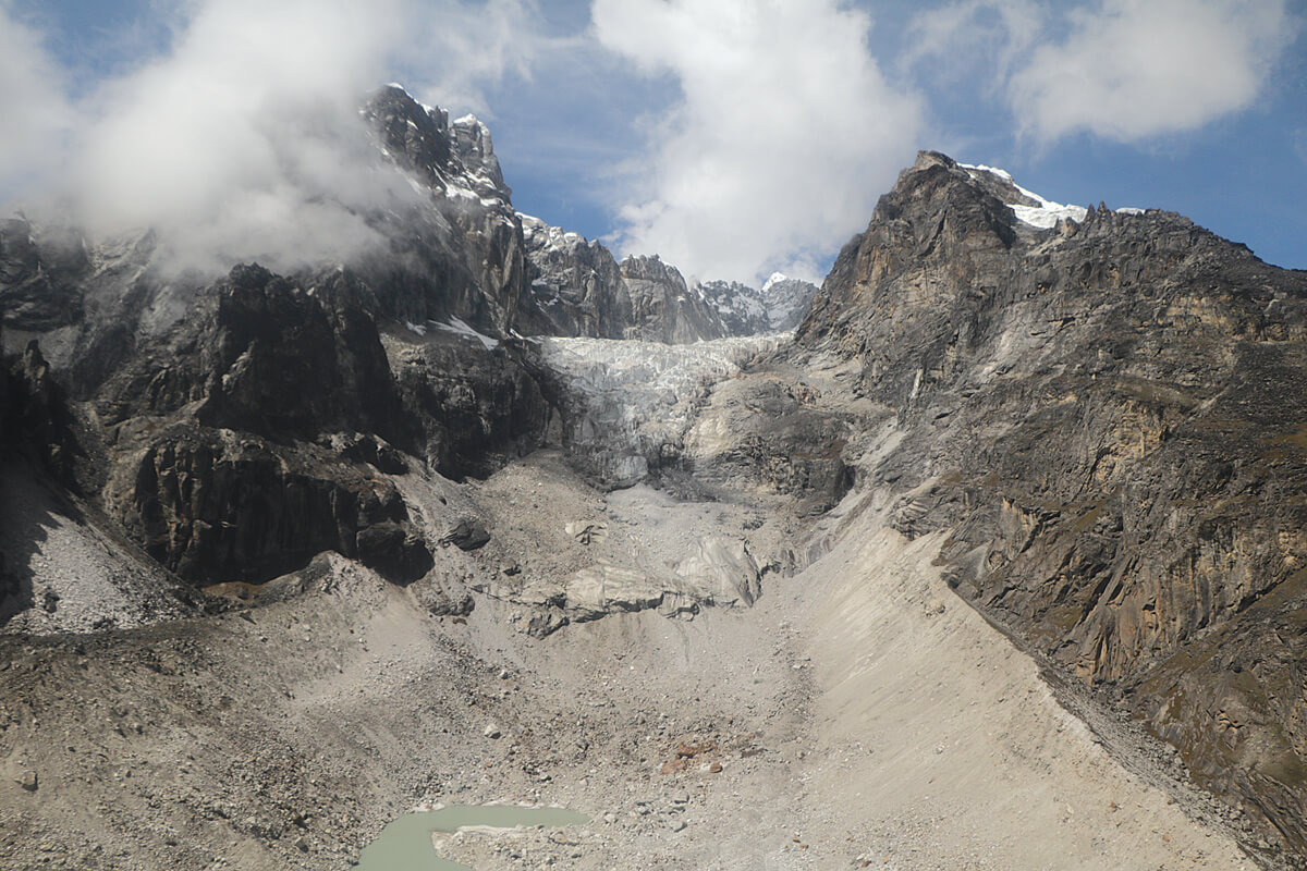 Ледник Лобуче теперь представляет собой висячую над обрывом морену. Фото nepalitimes . com 