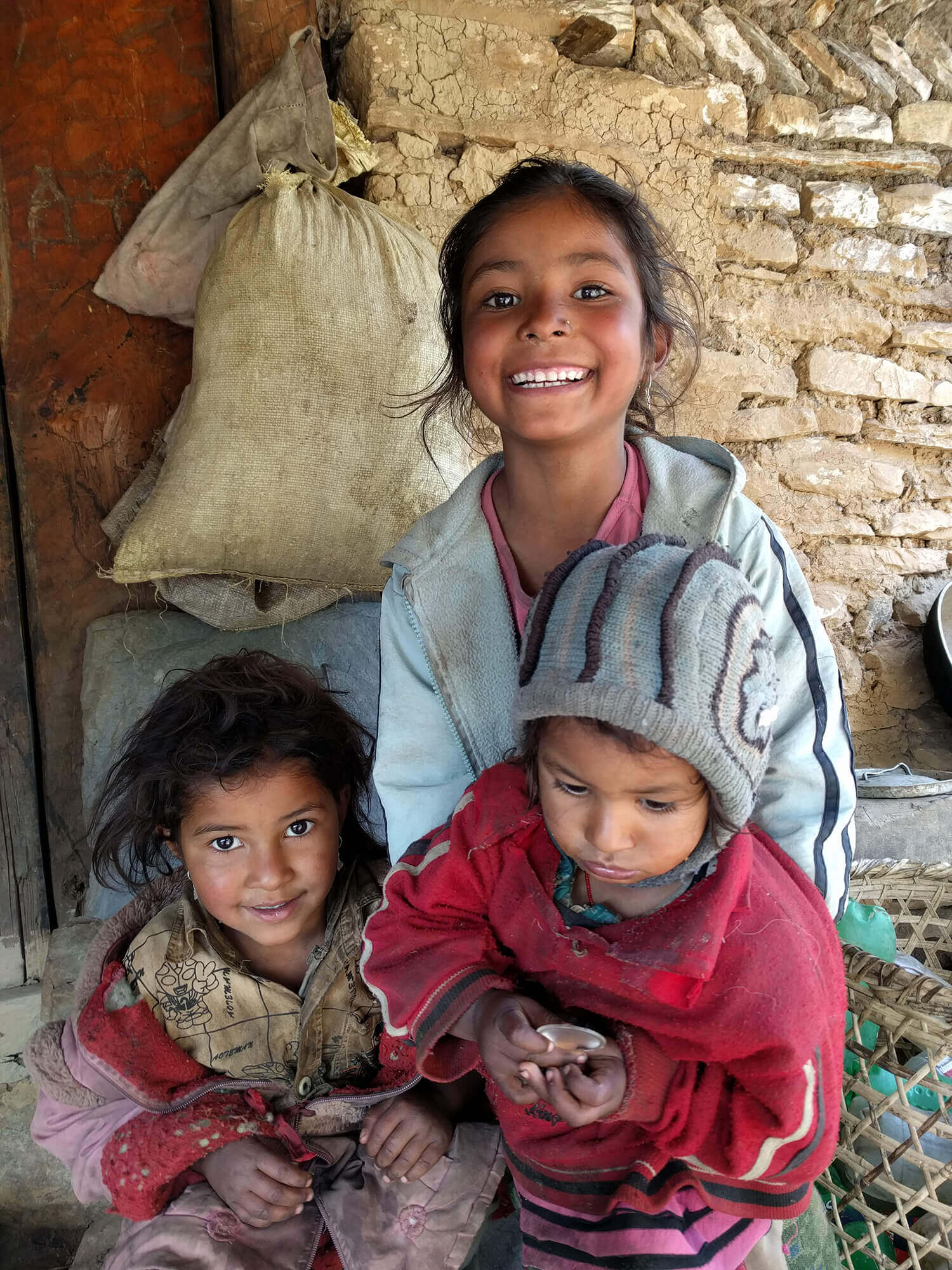 Дети у чайного домика. Фото Nepali Times