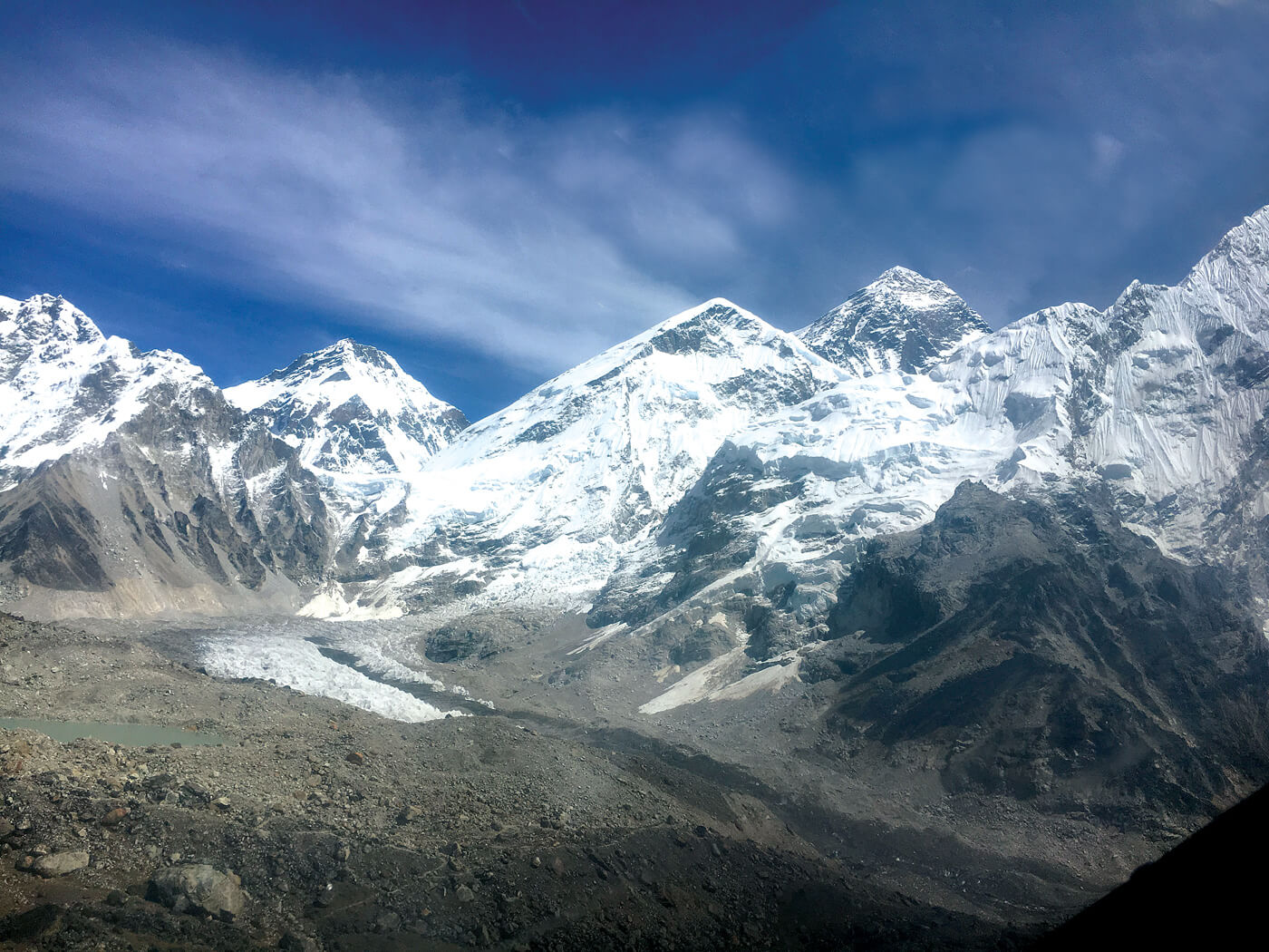 Ледник Кхумбу - самый высокий в мире, однако и он отступает со скоростью примерно 30 м/год. <br>Сегодня базовый лагерь альпинистов на Эвересте расположен на 50 метров ниже чем во времена Тенцинга и Хиллари в 1953 году. Фото Kunda Dixit