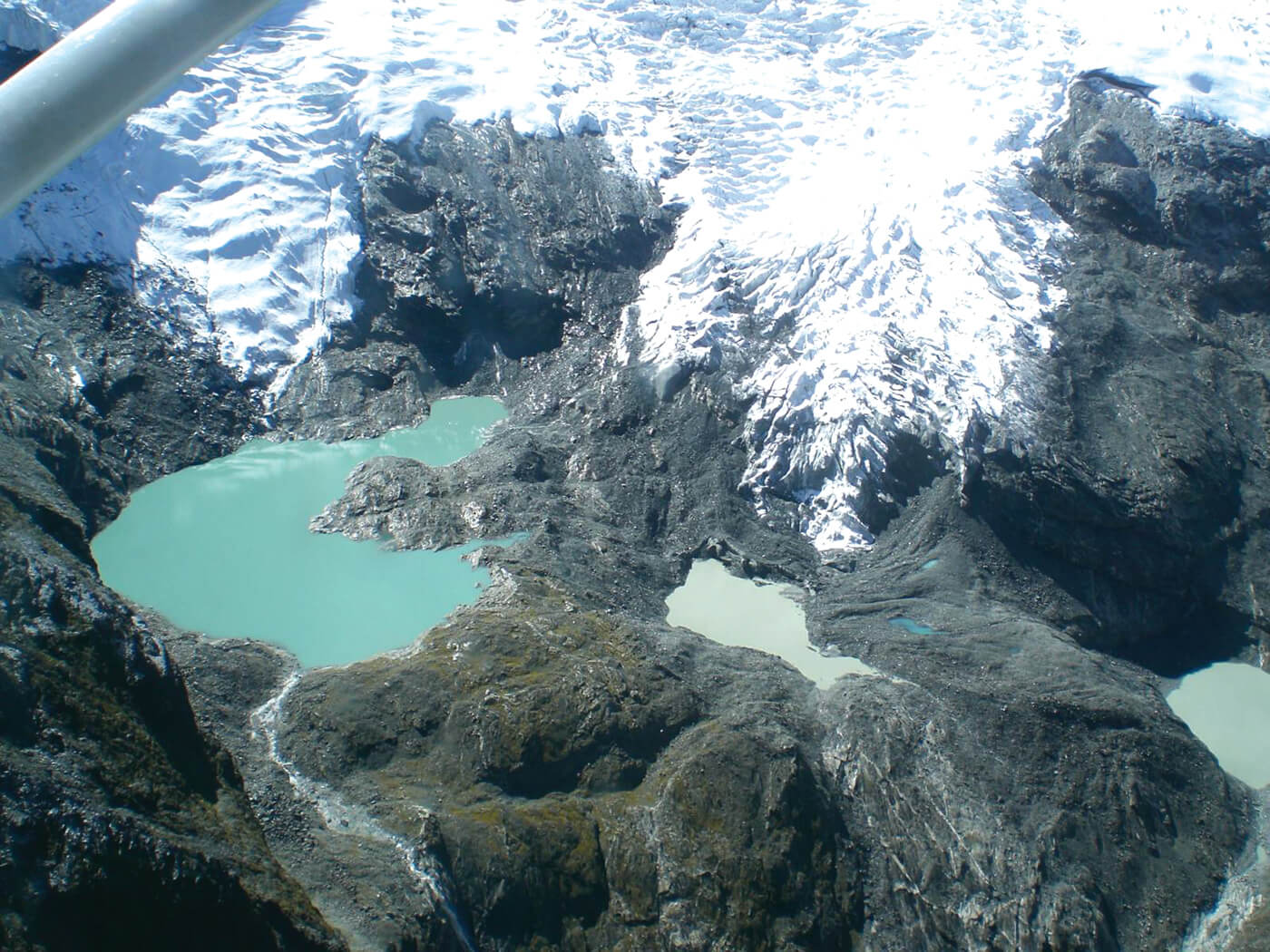 Зелёная и синяя талая вода на леднике северного склона Ама-Даблам обнажила под бывшим ледовым покровом скальную породу. Фото nepalitimes . com