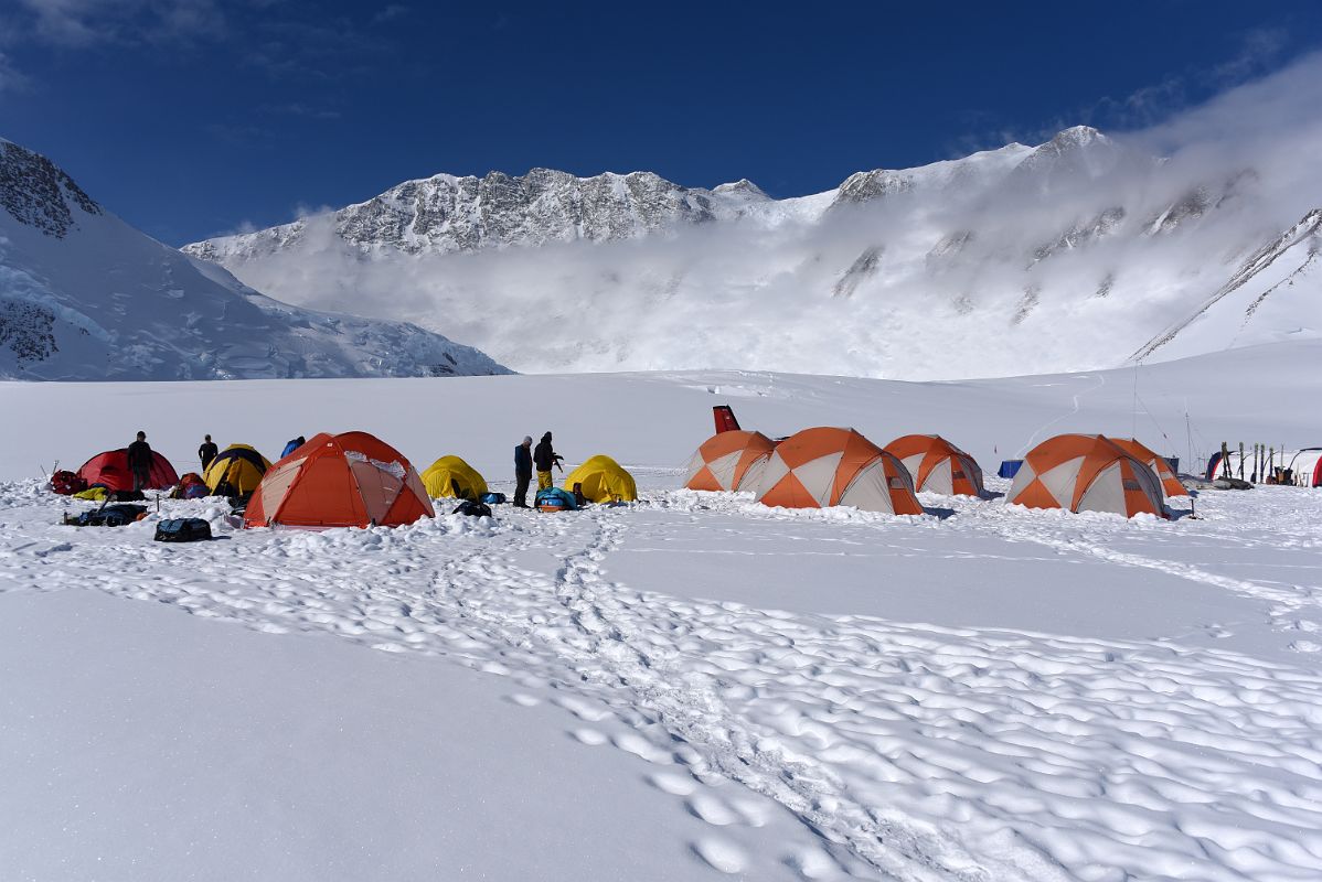 Базовый лагерь у горы Винсон (Mount Vinson, 4892 метра). Фото mountainsoftravelphotos . com