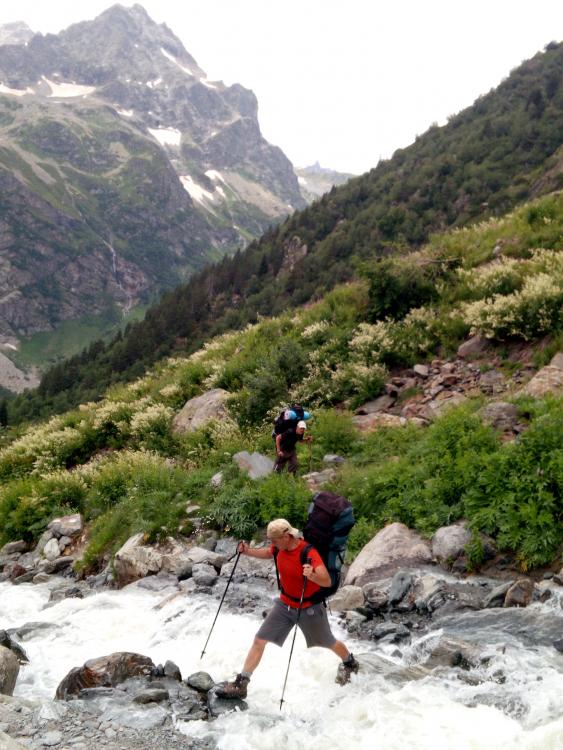 Андрей переходит горную реку, которая "падает" ниже ушбинским водопадом. Олег на подходе.   Фото Сергей Дидора