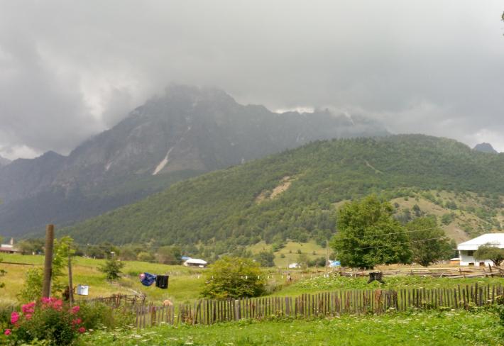 Вид на Мазери и Ушбу в непогоду с поместья Гиви Цередиани. Фото Сергей Дидора