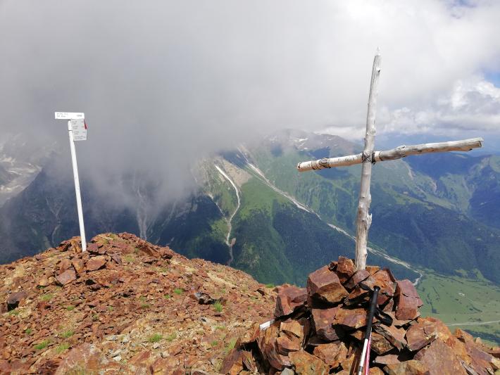 Вершина Бак. Саша Тюрин сам поднялся на вершину и сделал снимки перед ухудшением погоды. Фото Сергей Дидора