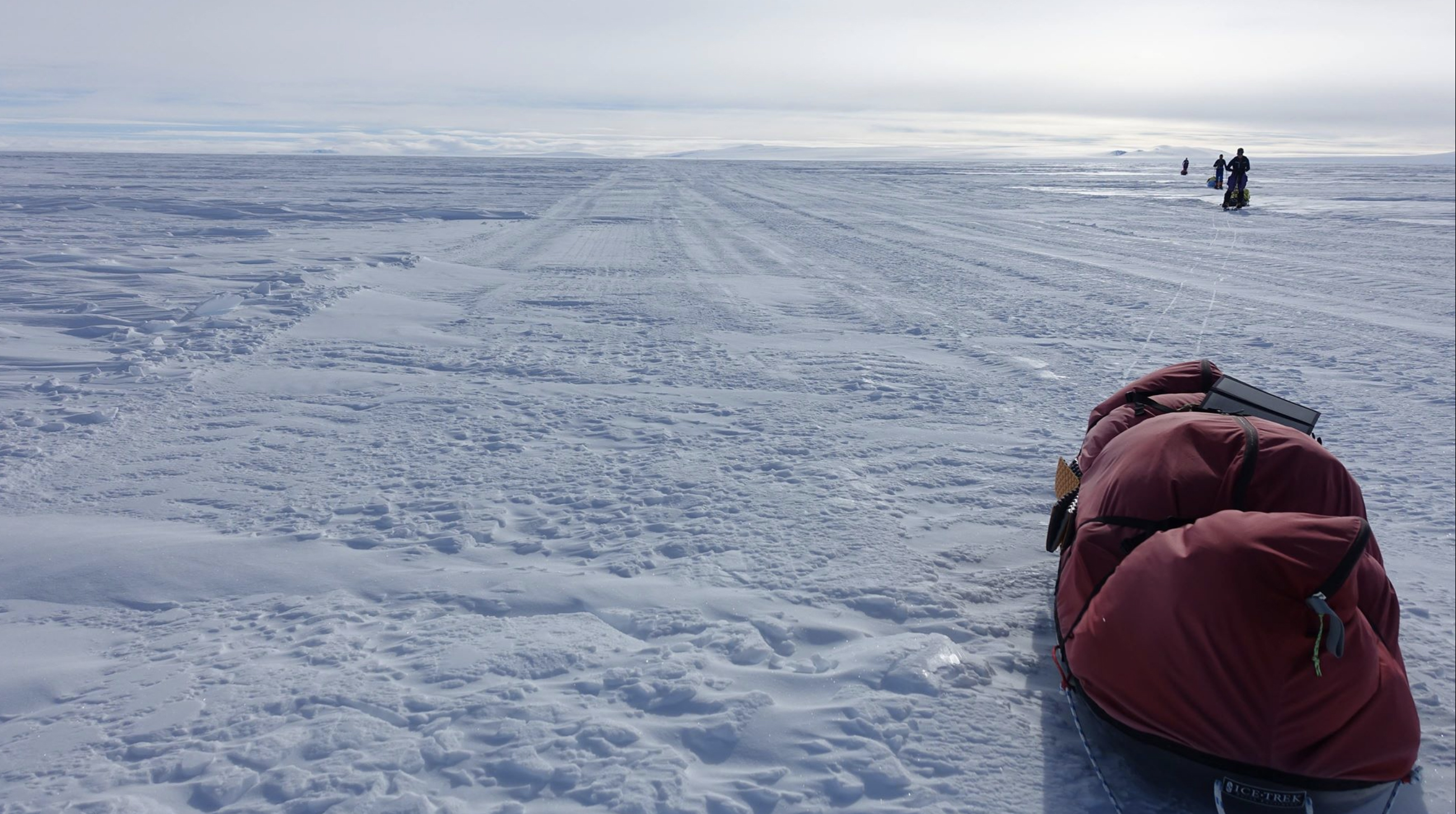 пересечение Южного Полюса. Дорога от Южного Полюса через Трансантарктические горы к шельфу Росса и далее к станции МакМердо. Фото  Eric Phillips