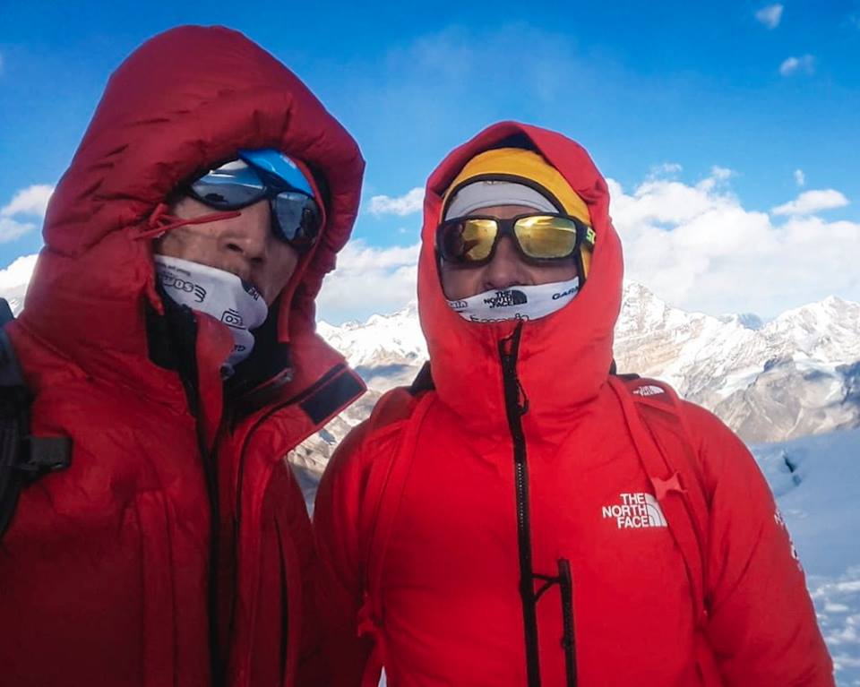 Симоне Моро (Simone Moro) и Пемба Галье Шерпа (Pemba Gyalje Sherpa) на вершине Мера Пик (Mera Peak, 6474 метров). Фото Simone Moro