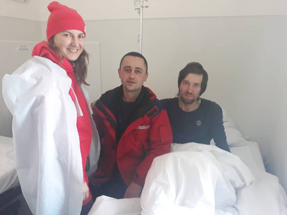 Игорь Грищенко в больнице. Рядом  - жена и один из спасателей