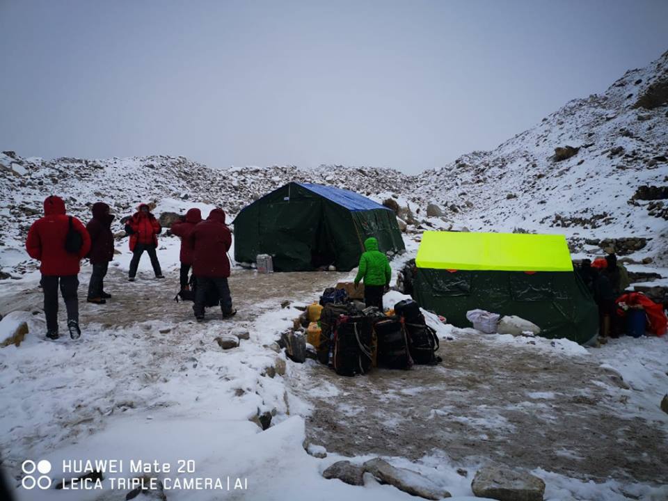 команда Василия Пивцова остановилась на ночевку в Хобурдзе. Фото K2 winter climb 2019