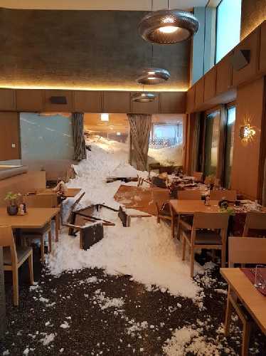 Занесенный снегом вход в отель Säntis. Фото Keystone